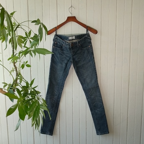 Free People Dark wash mid rise skinny jeans 26 - Picture 2 of 5